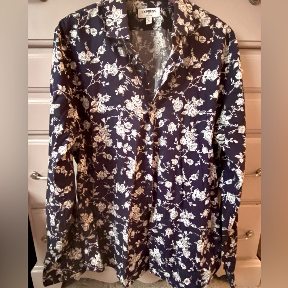 NEW! Navy and white floral Express men’s slim fit dress shirt in XL.